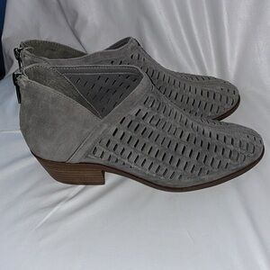Vince Camuto Pekkan Perforated Suede Leather Zip Ankle Bootie Gray size 7